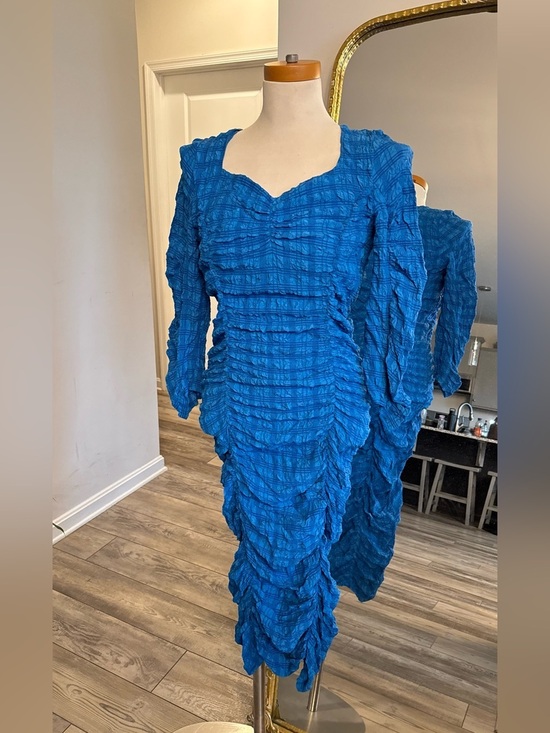 Zara Dresses & Skirts - Zara Electric Blue Long Sleeve Ruched Midi Dress
